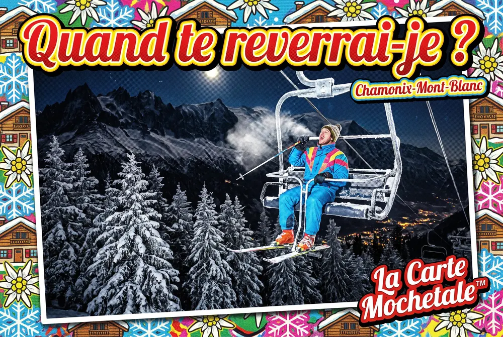 Carte postale Mochetale de Haute-Savoie : « Quand te reverrai-je ? — Chamonix-Mont-Blanc » — un skieur en combinaison fluo seul sur un télésiège la nuit, au-dessus des sapins enneigés et des lumières de la vallée, dans un cadre de chalets et d’edelweiss.